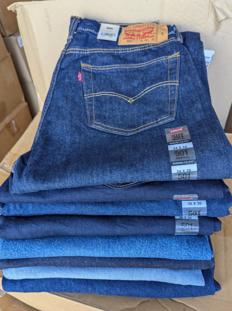 Levi's Jeans Hombre – Pallet 300 Pantalones – Colores y Tallas Mixtos $25.50 c/u.